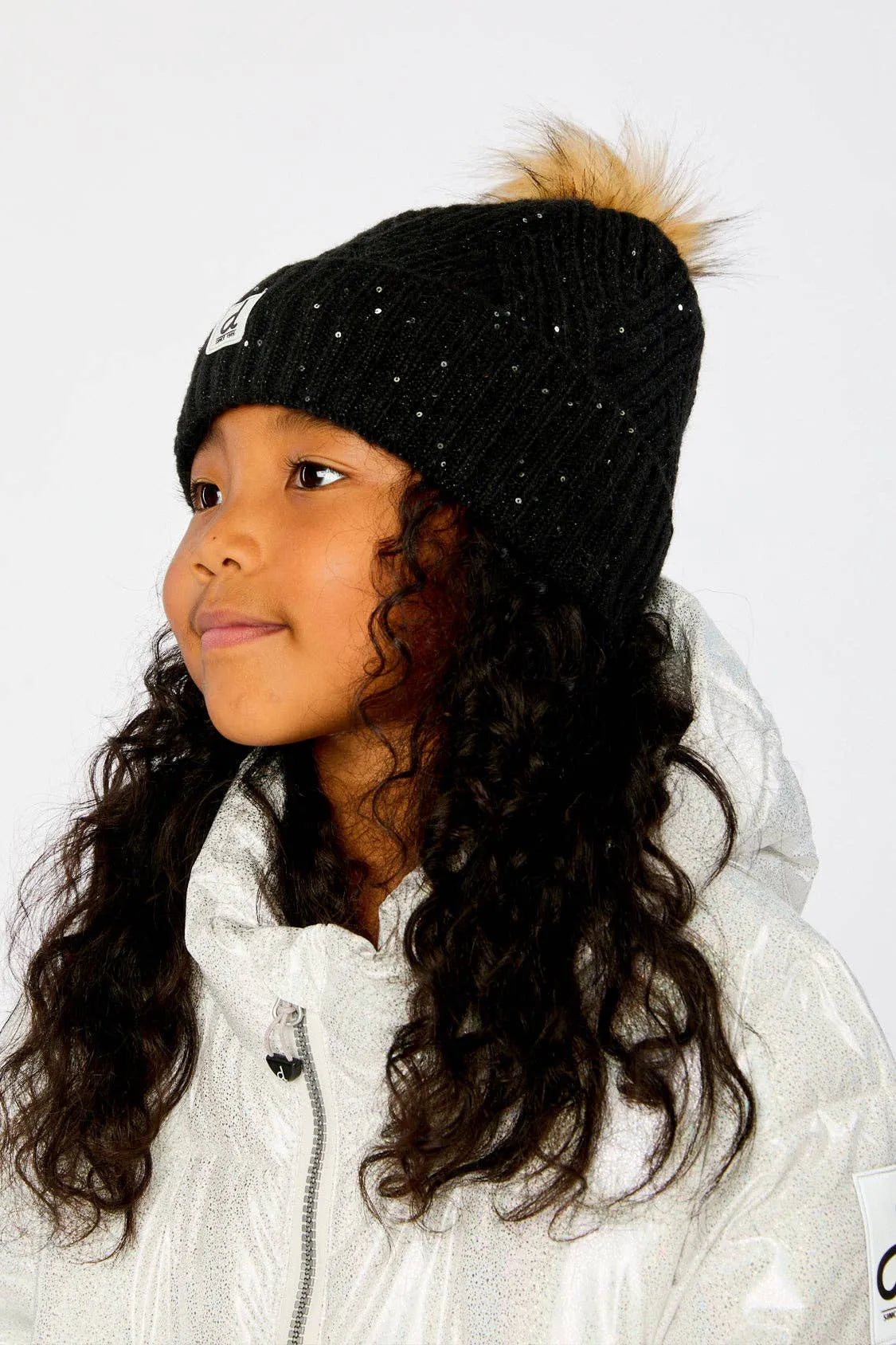 Child wearing the Black chevron-knit winter hat, front view